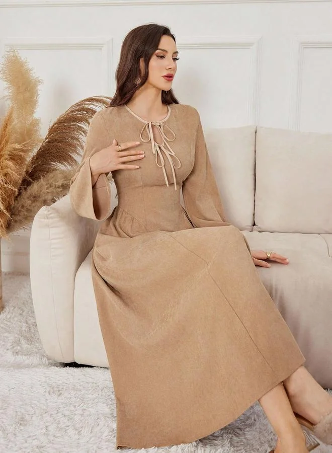 تايك تو فستان بياقة برباط وحافة واسعة